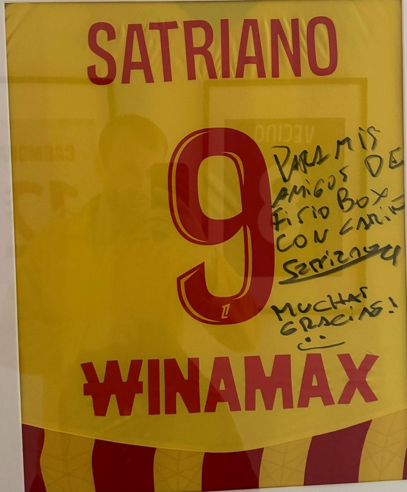 Satriano, Futbolista profesional — Camiseta firmada · FISIOBOX Barcelona